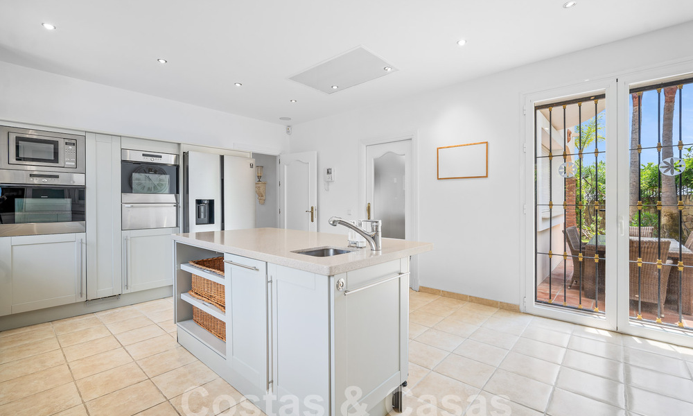 Villa de lujo en un estilo clásico español en venta en urbanización cerrada de golf de La Quinta, Marbella - Benahavis 58267