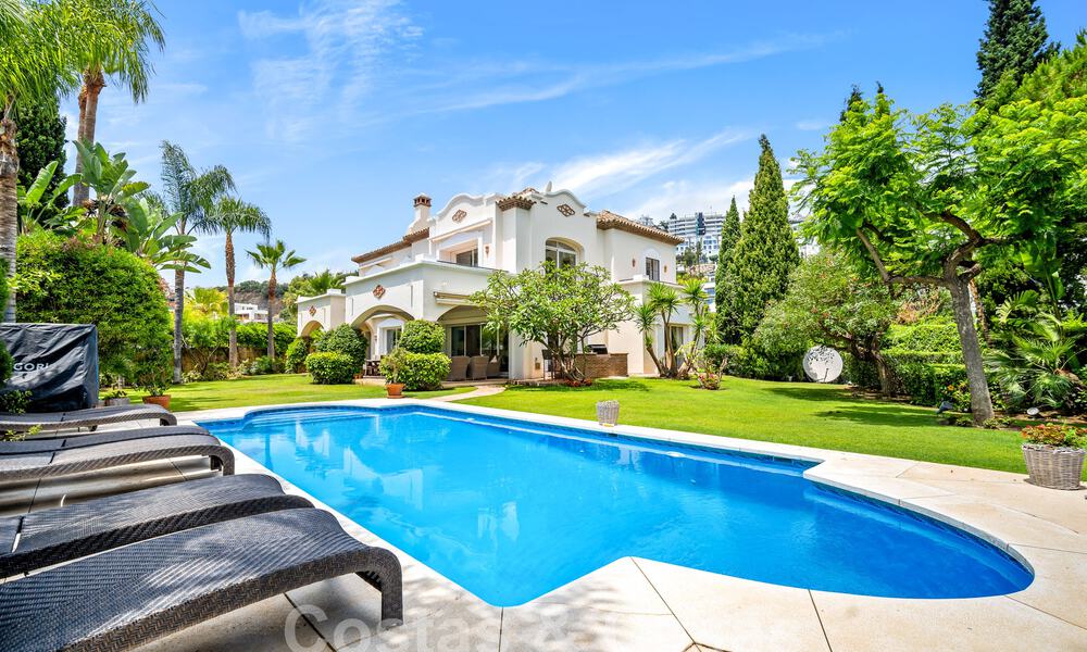 Villa de lujo en un estilo clásico español en venta en urbanización cerrada de golf de La Quinta, Marbella - Benahavis 58268