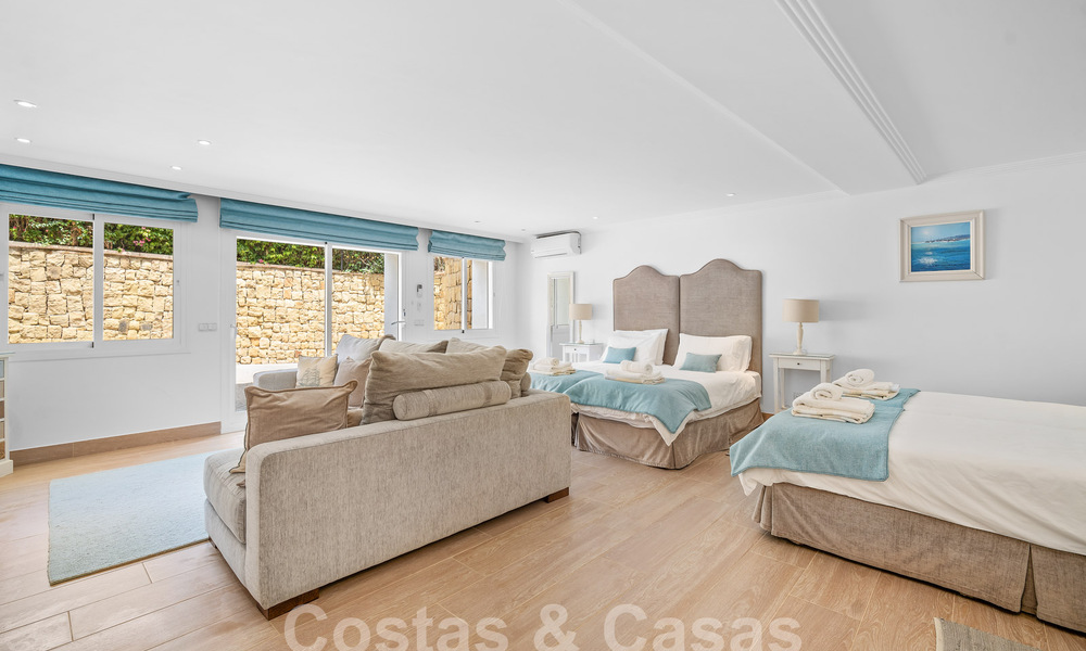 Villa de lujo en un estilo clásico español en venta en urbanización cerrada de golf de La Quinta, Marbella - Benahavis 58270