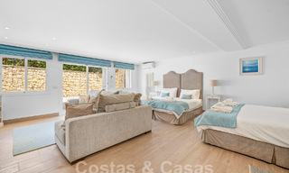 Villa de lujo en un estilo clásico español en venta en urbanización cerrada de golf de La Quinta, Marbella - Benahavis 58270 