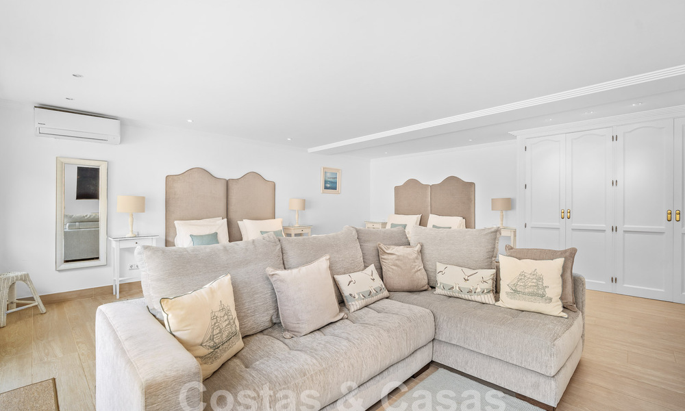 Villa de lujo en un estilo clásico español en venta en urbanización cerrada de golf de La Quinta, Marbella - Benahavis 58271