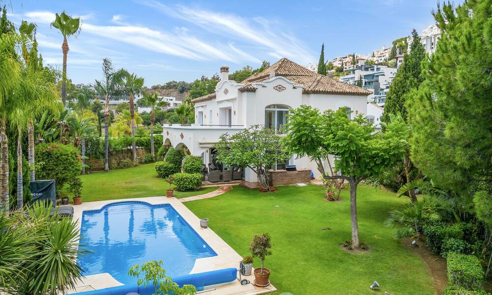 Villa de lujo en un estilo clásico español en venta en urbanización cerrada de golf de La Quinta, Marbella - Benahavis 58272