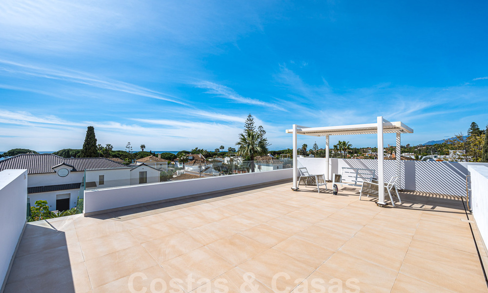 Sofisticada villa de diseño con 2 piscinas en venta, a poca distancia de la playa, Marbella centro y todos los servicios 58540