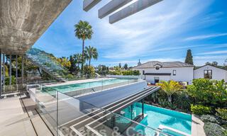 Sofisticada villa de diseño con 2 piscinas en venta, a poca distancia de la playa, Marbella centro y todos los servicios 58541 