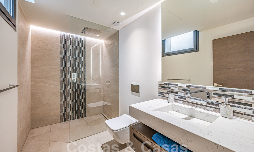 Sofisticada villa de diseño con 2 piscinas en venta, a poca distancia de la playa, Marbella centro y todos los servicios 58546