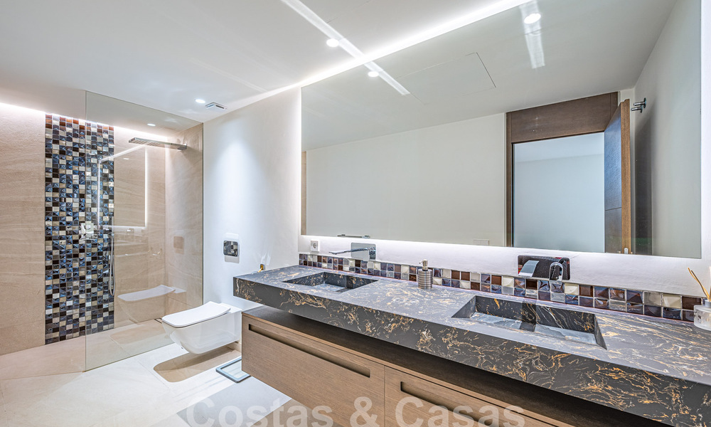 Sofisticada villa de diseño con 2 piscinas en venta, a poca distancia de la playa, Marbella centro y todos los servicios 58548