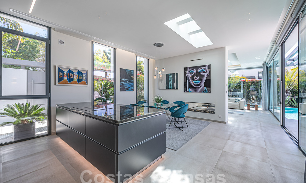 Sofisticada villa de diseño con 2 piscinas en venta, a poca distancia de la playa, Marbella centro y todos los servicios 58554