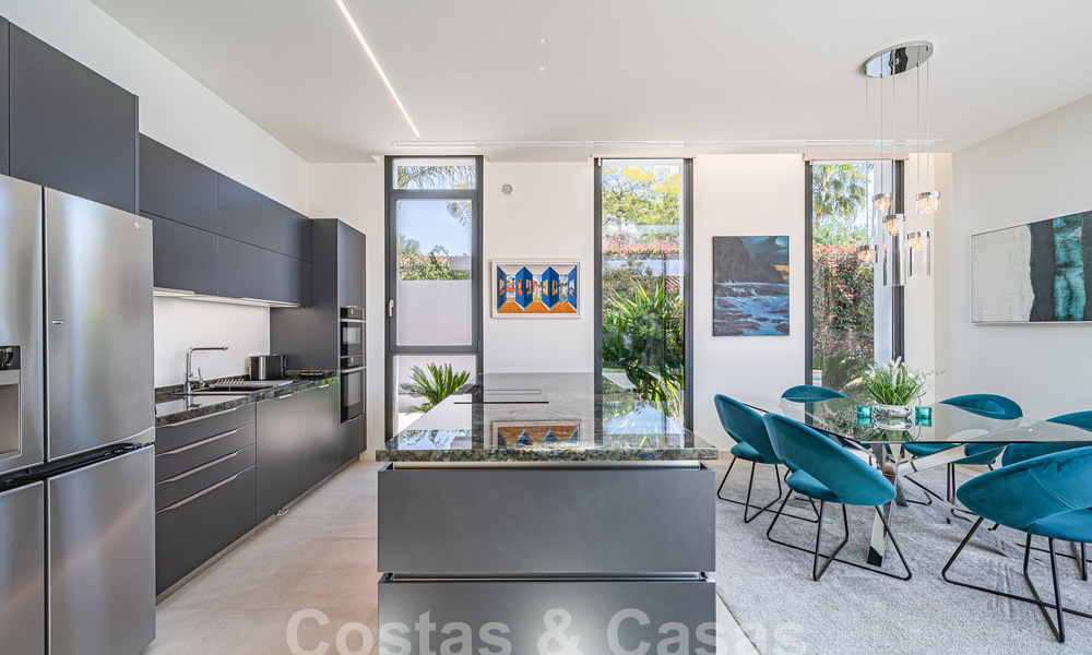 Sofisticada villa de diseño con 2 piscinas en venta, a poca distancia de la playa, Marbella centro y todos los servicios 58555