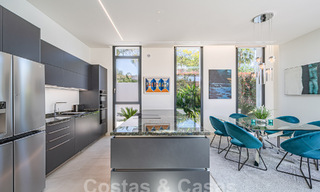 Sofisticada villa de diseño con 2 piscinas en venta, a poca distancia de la playa, Marbella centro y todos los servicios 58555 