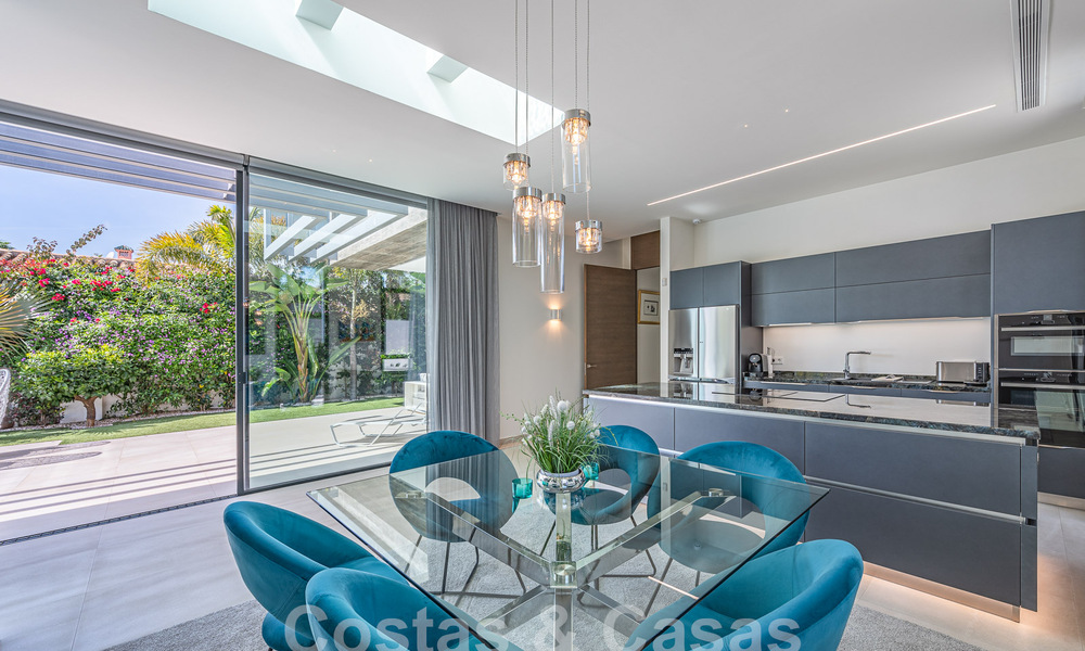 Sofisticada villa de diseño con 2 piscinas en venta, a poca distancia de la playa, Marbella centro y todos los servicios 58557