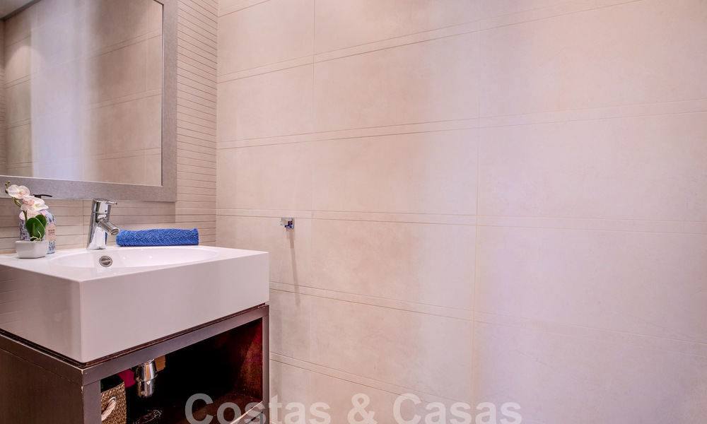 Moderno ático en venta con vistas panorámicas al mar, en un complejo de lujo de Los Monteros, Marbella 58274