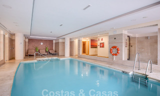 Moderno ático en venta con vistas panorámicas al mar, en un complejo de lujo de Los Monteros, Marbella 58275 