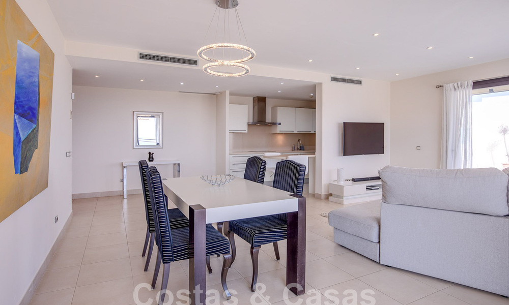 Moderno ático en venta con vistas panorámicas al mar, en un complejo de lujo de Los Monteros, Marbella 58280