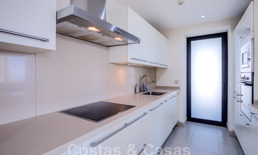 Moderno ático en venta con vistas panorámicas al mar, en un complejo de lujo de Los Monteros, Marbella 58282