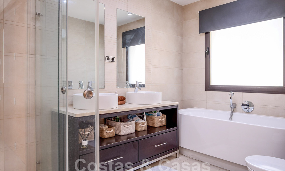 Moderno ático en venta con vistas panorámicas al mar, en un complejo de lujo de Los Monteros, Marbella 58287