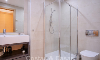 Moderno ático en venta con vistas panorámicas al mar, en un complejo de lujo de Los Monteros, Marbella 58291 