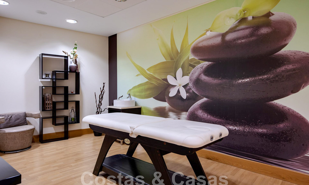 Moderno ático en venta con vistas panorámicas al mar, en un complejo de lujo de Los Monteros, Marbella 58296