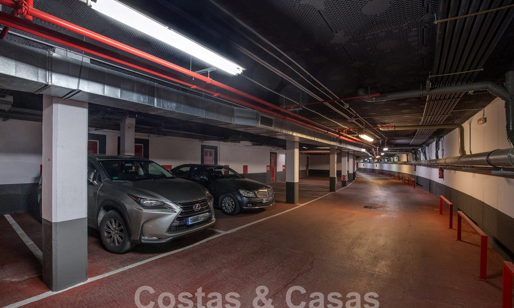 Moderno ático en venta con vistas panorámicas al mar, en un complejo de lujo de Los Monteros, Marbella 58297