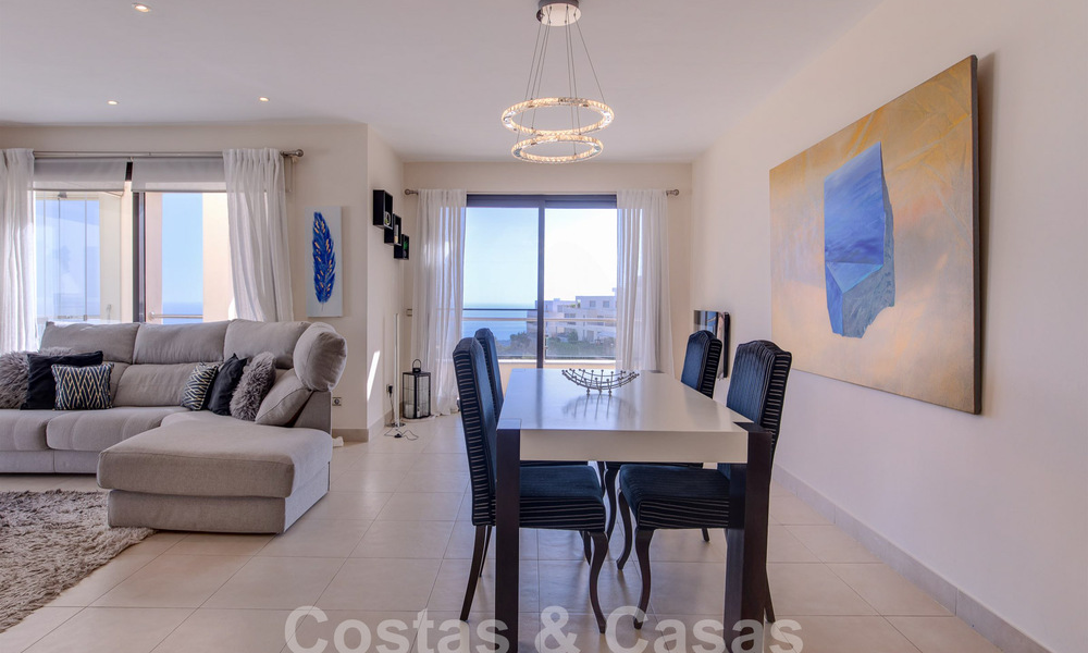 Moderno ático en venta con vistas panorámicas al mar, en un complejo de lujo de Los Monteros, Marbella 58298