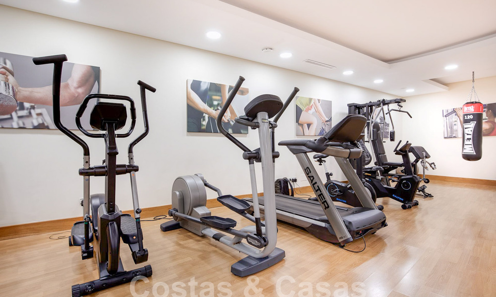 Moderno ático en venta con vistas panorámicas al mar, en un complejo de lujo de Los Monteros, Marbella 58306