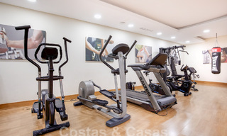 Moderno ático en venta con vistas panorámicas al mar, en un complejo de lujo de Los Monteros, Marbella 58306 