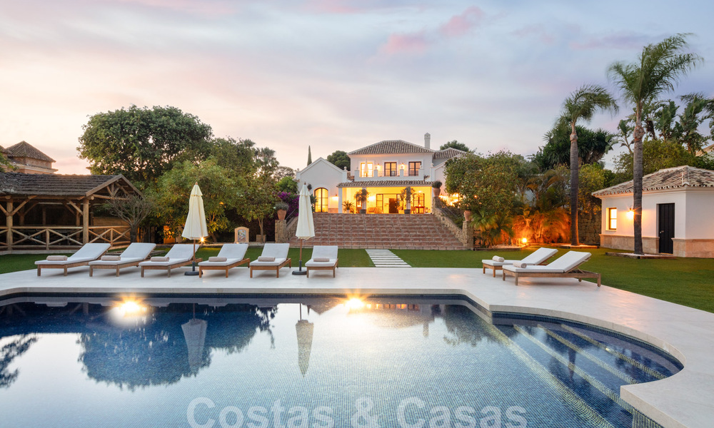 Encantadora villa de lujo en venta con un estilo arquitectónico tradicional, mediterráneo en la Nueva Milla de Oro entre Marbella y Estepona 57800