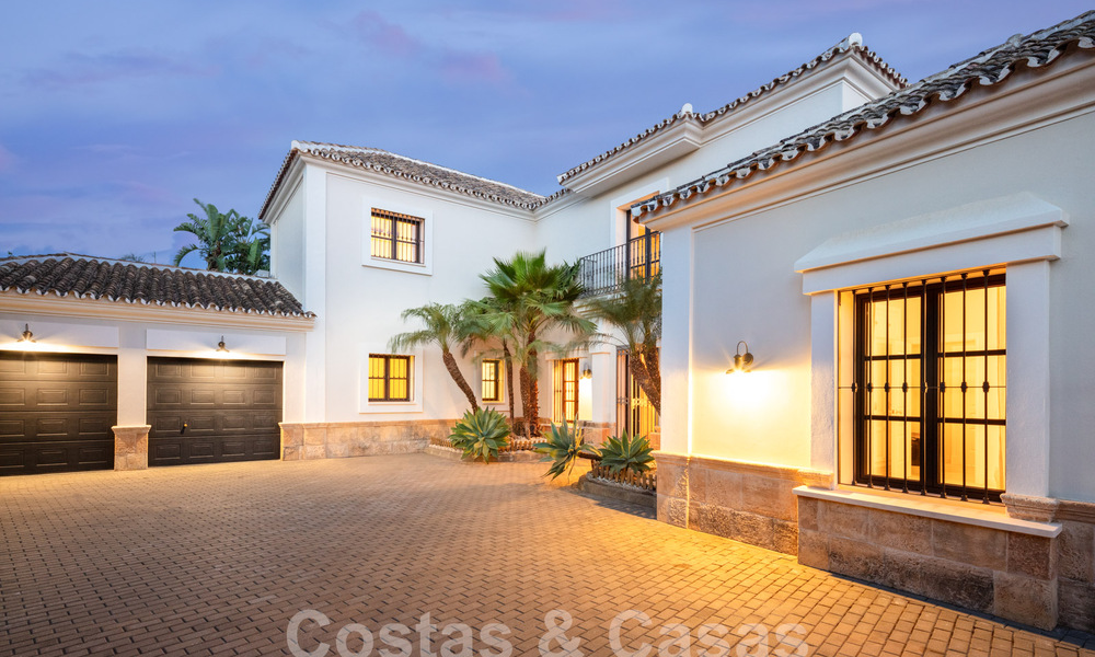 Encantadora villa de lujo en venta con un estilo arquitectónico tradicional, mediterráneo en la Nueva Milla de Oro entre Marbella y Estepona 57801