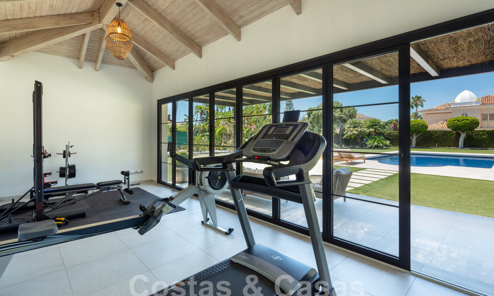 Encantadora villa de lujo en venta con un estilo arquitectónico tradicional, mediterráneo en la Nueva Milla de Oro entre Marbella y Estepona 57802