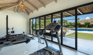 Encantadora villa de lujo en venta con un estilo arquitectónico tradicional, mediterráneo en la Nueva Milla de Oro entre Marbella y Estepona 57802 