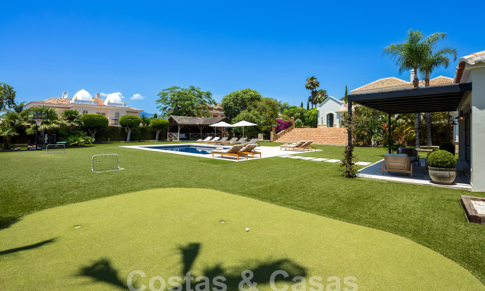 Encantadora villa de lujo en venta con un estilo arquitectónico tradicional, mediterráneo en la Nueva Milla de Oro entre Marbella y Estepona 57804