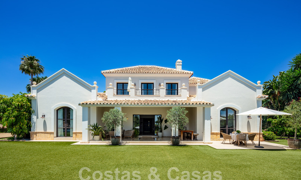 Encantadora villa de lujo en venta con un estilo arquitectónico tradicional, mediterráneo en la Nueva Milla de Oro entre Marbella y Estepona 57809