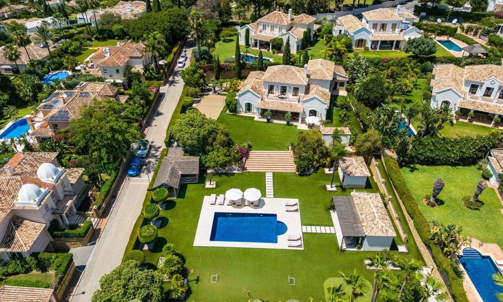 Encantadora villa de lujo en venta con un estilo arquitectónico tradicional, mediterráneo en la Nueva Milla de Oro entre Marbella y Estepona 57811