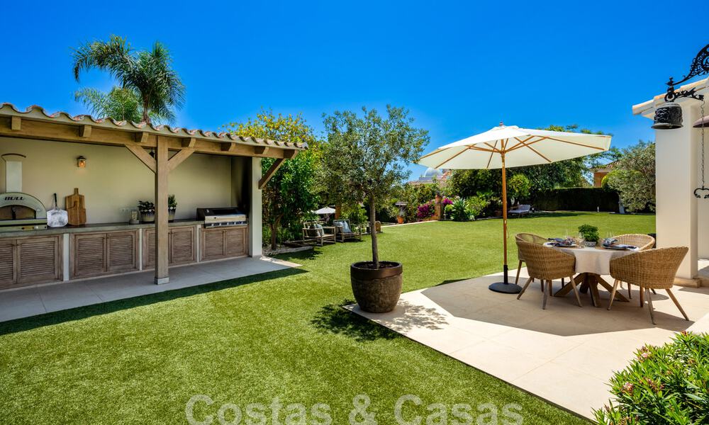 Encantadora villa de lujo en venta con un estilo arquitectónico tradicional, mediterráneo en la Nueva Milla de Oro entre Marbella y Estepona 57812