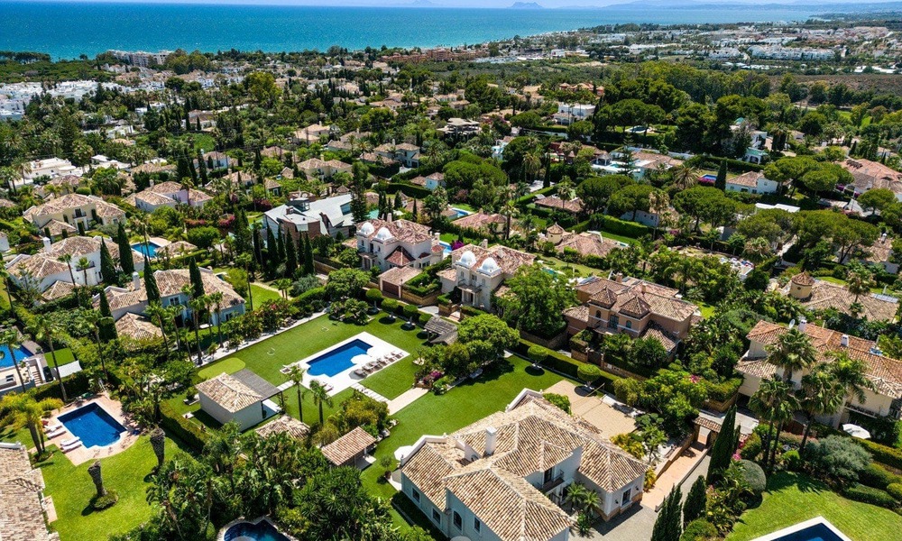 Encantadora villa de lujo en venta con un estilo arquitectónico tradicional, mediterráneo en la Nueva Milla de Oro entre Marbella y Estepona 57814