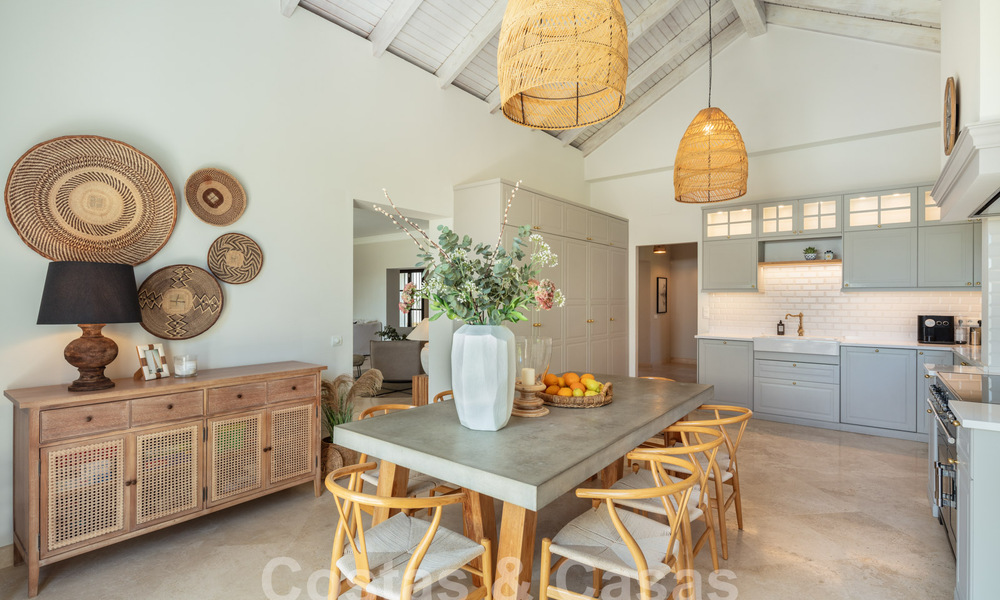 Encantadora villa de lujo en venta con un estilo arquitectónico tradicional, mediterráneo en la Nueva Milla de Oro entre Marbella y Estepona 57818
