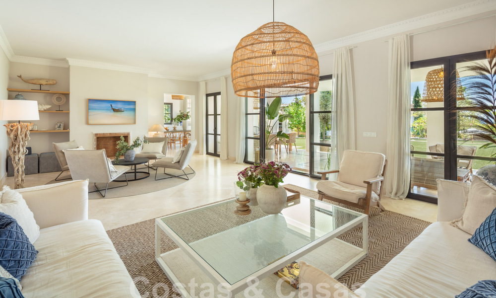 Encantadora villa de lujo en venta con un estilo arquitectónico tradicional, mediterráneo en la Nueva Milla de Oro entre Marbella y Estepona 57820