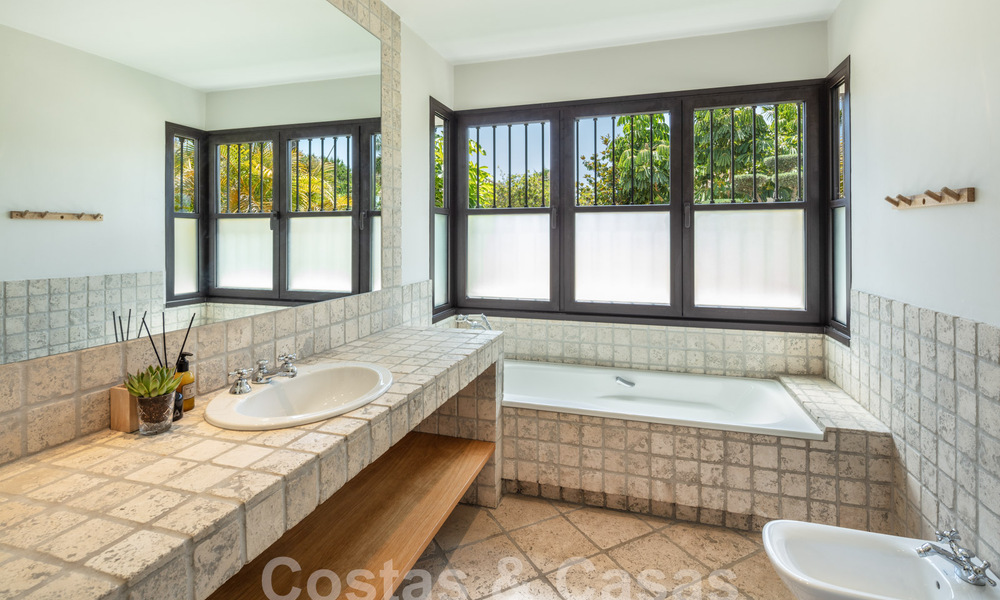 Encantadora villa de lujo en venta con un estilo arquitectónico tradicional, mediterráneo en la Nueva Milla de Oro entre Marbella y Estepona 57823