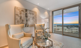 Prestigioso apartamento de lujo en venta con vistas panorámicas al mar, golf y montaña en Marbella - Benahavis 58430 