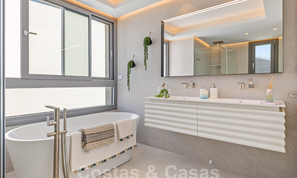 Ático moderno en venta, en un exclusivo resort de golf en las colinas de Marbella - Benahavis 58401