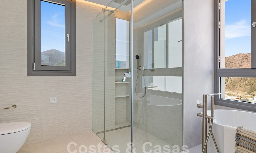 Ático moderno en venta, en un exclusivo resort de golf en las colinas de Marbella - Benahavis 58402