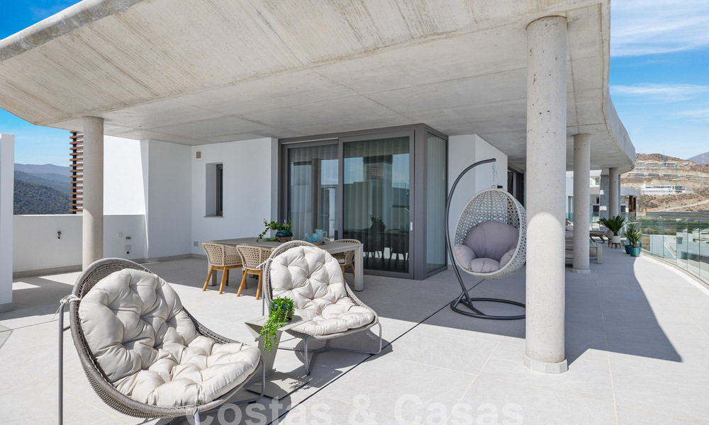 Ático moderno en venta, en un exclusivo resort de golf en las colinas de Marbella - Benahavis 58414