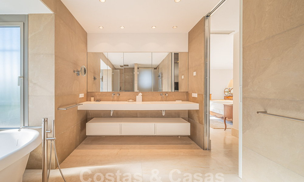 Villa mediterránea en venta a poca distancia de la playa en la Nueva Milla de Oro entre Marbella y Estepona 57911