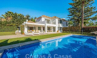 Villa mediterránea en venta a poca distancia de la playa en la Nueva Milla de Oro entre Marbella y Estepona 57915