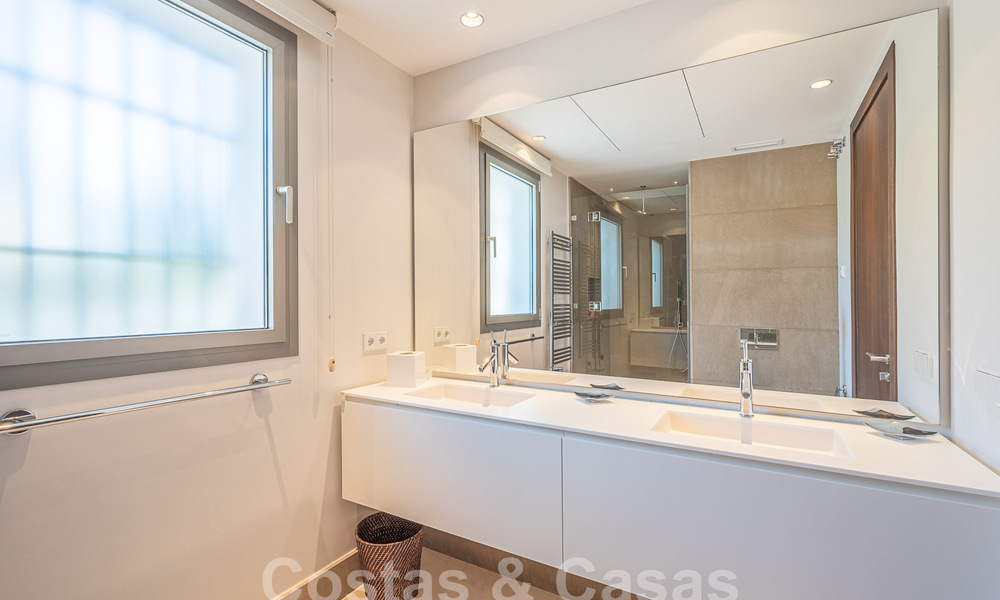 Villa mediterránea en venta a poca distancia de la playa en la Nueva Milla de Oro entre Marbella y Estepona 57918