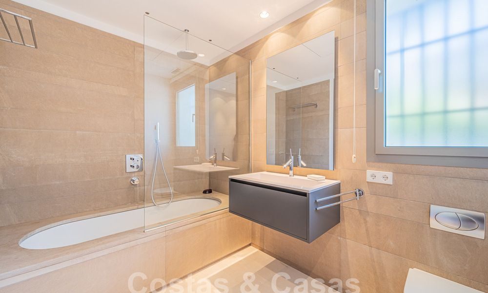 Villa mediterránea en venta a poca distancia de la playa en la Nueva Milla de Oro entre Marbella y Estepona 57919