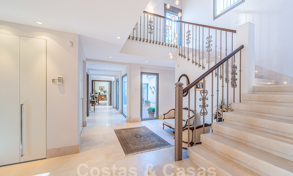 Villa mediterránea en venta a poca distancia de la playa en la Nueva Milla de Oro entre Marbella y Estepona 57921