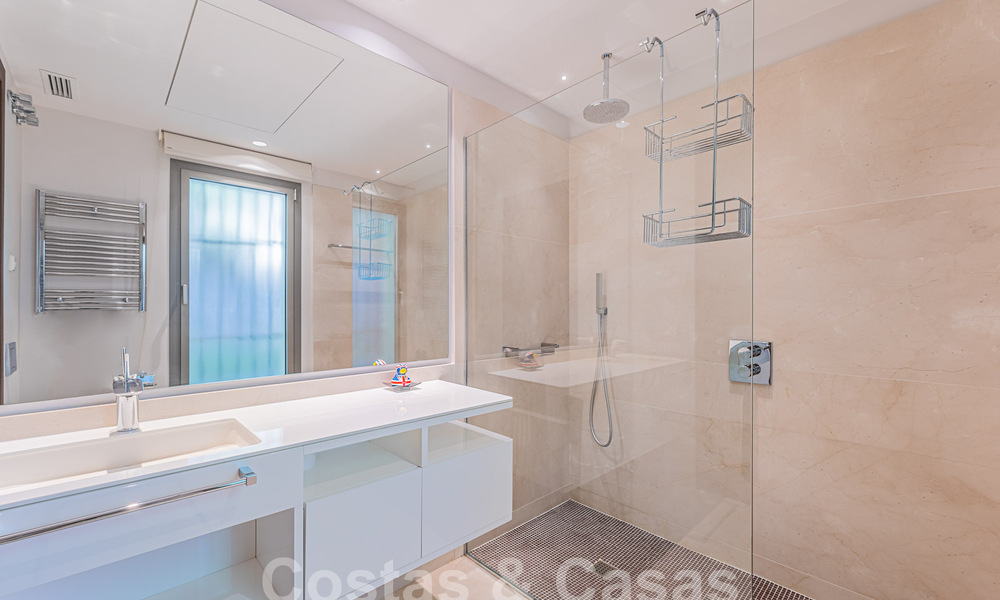 Villa mediterránea en venta a poca distancia de la playa en la Nueva Milla de Oro entre Marbella y Estepona 57923