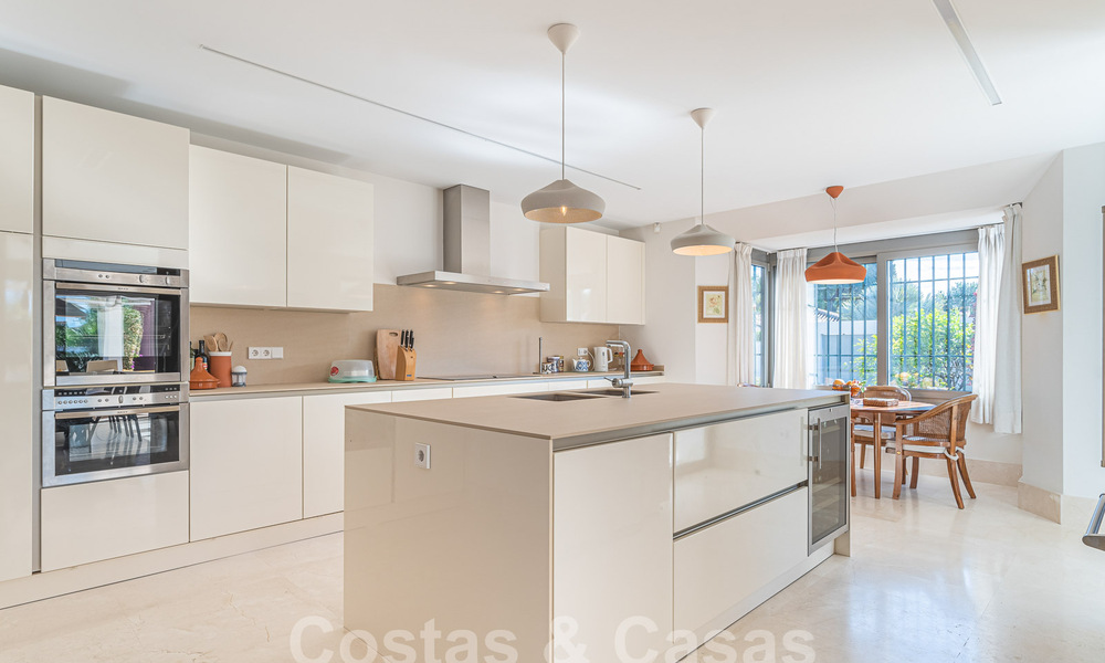 Villa mediterránea en venta a poca distancia de la playa en la Nueva Milla de Oro entre Marbella y Estepona 57926