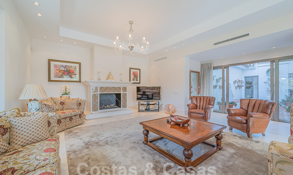 Villa mediterránea en venta a poca distancia de la playa en la Nueva Milla de Oro entre Marbella y Estepona 57927