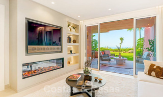 Apartamento con jardín en venta con vistas abiertas al mar en un emblemático complejo de playa en la Nueva Milla de Oro entre San Pedro y Estepona 57933 